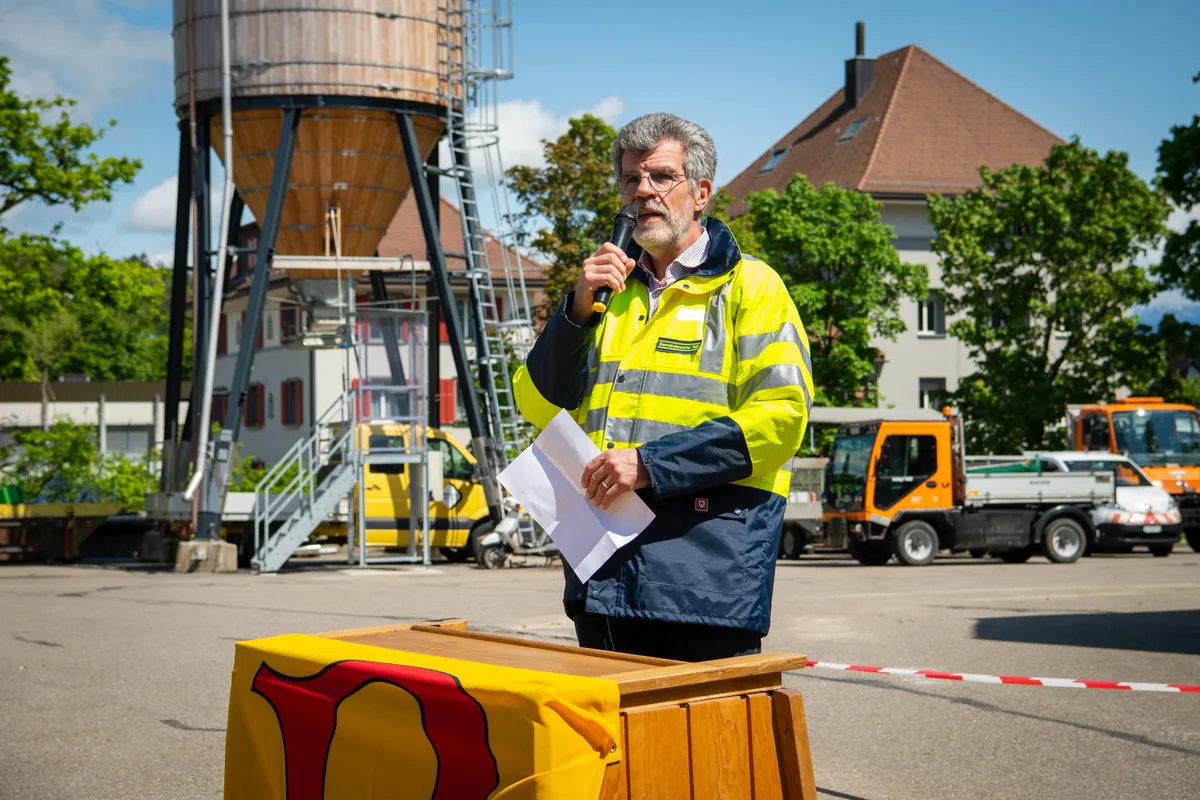 Beat Schüpbach (Betriebsleiter Gemeindewerke) wandte sich ebenfalls an die Anwesenden. Impressionen mit verschiedenen Menschen beim Spatenstich zum Fernwärmeprojekt Energieverbund Rüti.